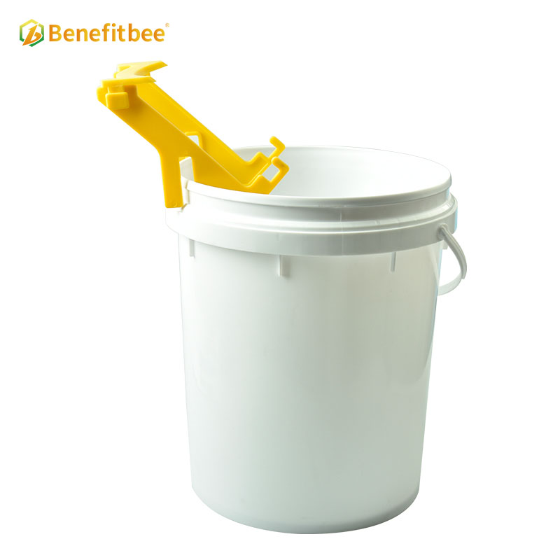 Beekeeping tool plastic honey pail support bee honey tank bucket holder for beekeeper