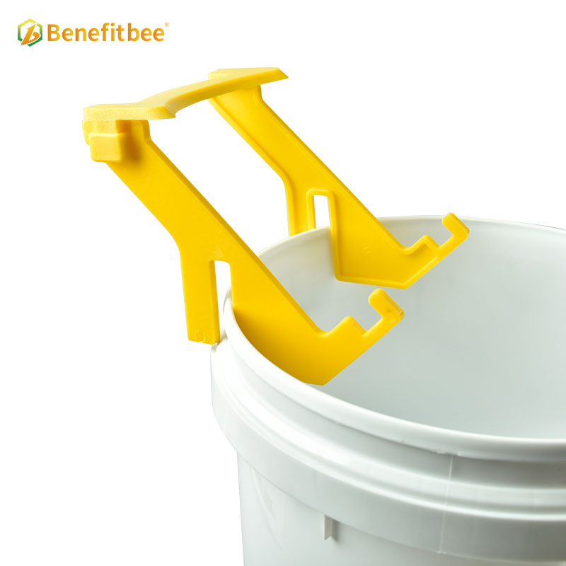 Beekeeping tool plastic honey pail support bee honey tank bucket holder for beekeeper